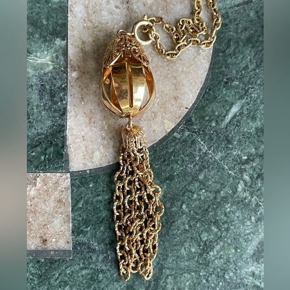 Vintage Avon Gold Tone Tassel Pendant Charm on Vintage Chain - Picture 2 of 6